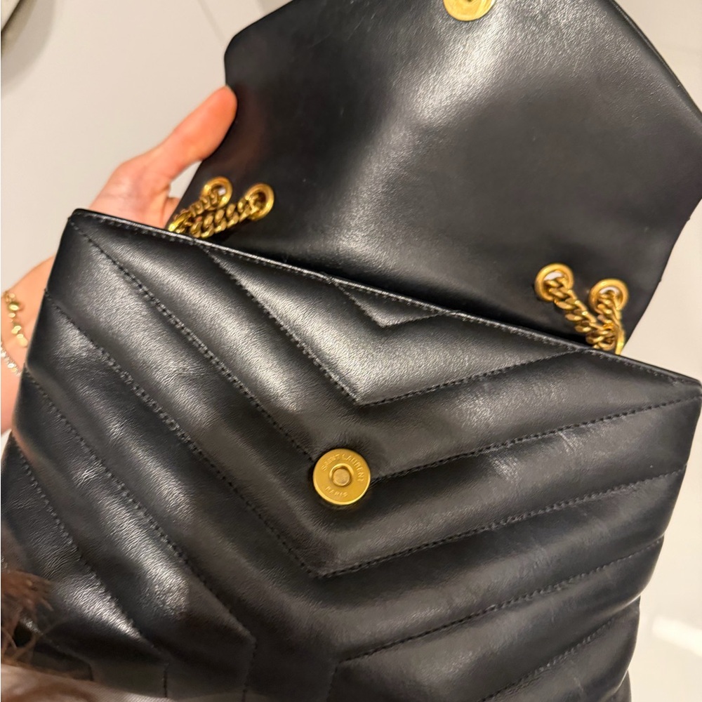 Saint Laurent - Loulou Small Leather Shoulder Bag - Black - Picture 14 of 15